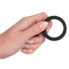 Nærbillede af Black Velvets penisring 7 mm